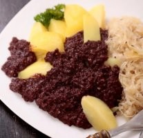 Вот - немецкая классика.

Кровяная колбаса с тушеной кислой капустой. Народное название - "мертвая бабушка" (Tote Oma)

На вкус - объеденье.