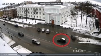 А это не он ли промчался в начале видео в обратную сторону?