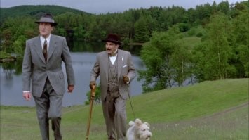 "Пуаро Агаты Кристи" с великолепным Дэвидом Суше, в 6 сезоне, в 4 серии "Немой свидетель" показал трость-табуретку аж в 1996 году. (уверена что изобретена много раньше). Ещё одна функция трости великого Пуаро (на четвёртом  фото), "дизайнерам" ещё не скоро придёт в голову. А вариант использования трости на последнем фото, вообще не придумают.