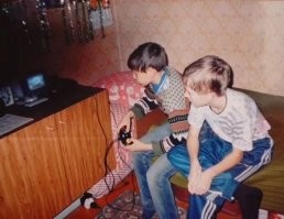 Как оказывается порой мало нужно для счастья. Чего то перекусить, погулять с друзьями, попилить в приставку. Сейчас можешь позволить многое, но отвыкли радоваться простым вещам, уже не попьешь винца с друганами в свободное время, не покатаешься на велике, не пойдешь на речку. Машины, кафешные посиделки, все вкусное, престижное, но радости никакой, все как то чопорно, фальшиво, понтово.