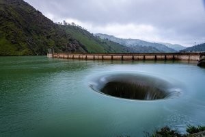 Это водосброс перед плотиной!