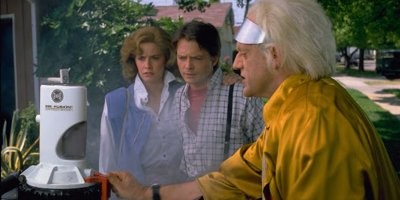 Все это уже было. И воздух и маховики и конденсаторы... С воздухом оказался сильно маленький пробег. С супермаховиками возникла проблема гироскопа и уничтожения силовой рамы подвески гироскопа от тряски дороги (как не подвешивай, момент инерции не отменить, а при скорости вращения тяжеленного маховика в несколько тысяч оборотов это "бомба с убойными осколками при разрыве" ). 
У суперконденсаторов большой ток саморазряда и, как следствие, низкий КПД (залили 100% энергии а пока ехали половина "утекла" одновременно разогревая конструкцию). 
Ну а аккумуляторы (причем ВСЕХ ТИПОВ) это электрохимические реакции, которые без потерь не проходят - так или иначе емкость аккумуляторов падает (у кого-то быстрее, у кого-то медленнее но все одно выходит дорого и недолго)
Так что ждем "термоядерный реактор холодного синтеза величиной с кастрюлю", глядишь, машины и летать тогда начнут...