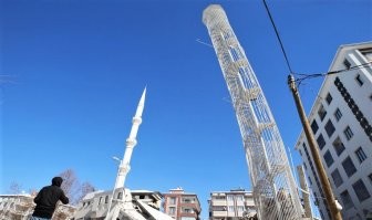 Турция: пятиэтажка рухнула, а вот пожарная лестница осталась стоять. И минарет тоже стоит.