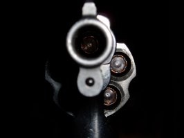 Видимо, пуля, которая на стреляет, но выглядит как настоящая. В револьвере видно, заряжен он или нет.