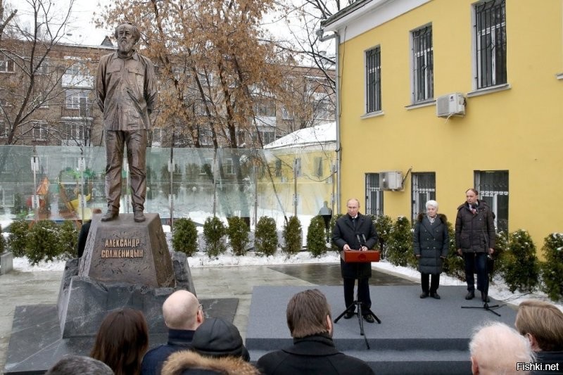 Президент России Владимир Путин во вторник приехал на открытие памятника Александру Солженицыну. Президент назвал 100-летие писателя значимым событием для всей страны. "Самое главное, что голос Александра Исаевича по-прежнему звучит, его мысли и идеи находят отклик в умах и сердцах людей", - подчеркнул Путин.
Глава государства отметил безграничную любовь Солженицына к России. Путин обратил внимание на то, что писатель даже в изгнании никому не позволял говорить плохо о своей родине.
Путин подчеркнул, что Солженицын был не только писателем и мыслителем, но и фронтовиком, "истинным, настоящим патриотом России".