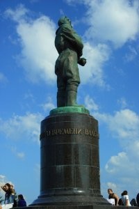 "Главное выбрать удачный ракурс." 
Памятник Чкалову В Нижнем Новгороде