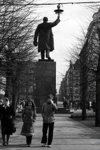 Главное выбрать удачный ракурс.
 1. Памятник Ленину в Риге, на ул. Ленина. 1970-е года.
2. Ул. Горького с выездом на вантовый мост.