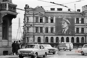Главное выбрать удачный ракурс.
 1. Памятник Ленину в Риге, на ул. Ленина. 1970-е года.
2. Ул. Горького с выездом на вантовый мост.