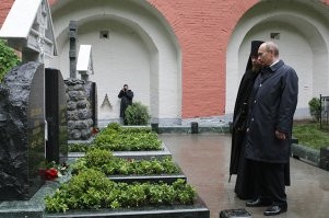 В 1946 году он направил правительствам США и Великобритании меморандум под названием «Русский вопрос».

«Если только Советы смогут использовать атомную бомбу в соответствующих масштабах, обладание этим оружием приведёт к немедленному и откровенно антигуманному действию со стороны СССР. Нападение будет произведено без объявления причины, без предупреждения, без внимания к возможностям или призывам к умиротворению со стороны западных демократий, и даже несмотря на полную капитуляцию перед советскими требованиями»,   пророчествовал Деникин. Считая, что США и Великобритания в связи с этим должны нанести сокрушительный удар по Советскому Союзу, генерал давал рекомендации по последующей оккупации СССР: «В случае оккупации российской территории немедленно установить русское самоуправление и при первой возможности поощрить создание на русских землях временной центральной правительственной власти, сформированной из граждан России с возможным участием особо отобранных эмигрантов... Временное военное правительство должно быть сформировано исключительно под эгидой незаинтересованных и благосклонных великих держав».