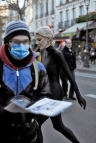 Может, скинемся Ренате на пальто? А то ходит по Парижу в трико своих, страну позорит...