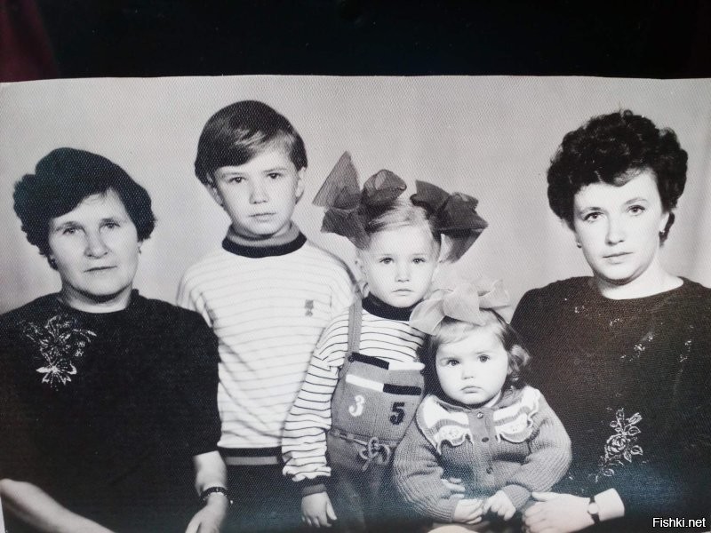 Бабушка,Я,сестра Алёна и Мама.