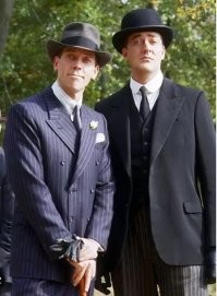 кого как и кому как, а для меня самая дичь с заменами актеров это безумная череда смены тетушек и бывших пассий  вустера в сериале "дживс и вустер"
зачастую даже затрудняющие в полной мере понимать это новый персонаж или старый