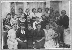 1941 год. 10-й класс.  Последний ряд третья справа моя мать. В среднем ряду два учителя.