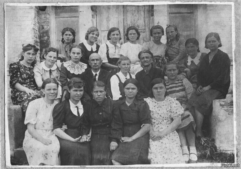 1941 год. 10-й класс.  Последний ряд третья справа моя мать. В среднем ряду два учителя.