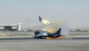 Поначалу отрабатывают на стенде, на земле... Зачем то же самое делать на лайнере???
