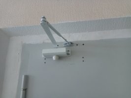 Что тут не так? Заменили старый доводчик, а дырки (отверстия) не заделали? Пусть жильцы в УК напишут.