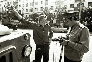 Монолог "Быть или не быть (штрафу)" Шекспира. Ведь были ж таланты в СССР, раскрывались прямо на улице.