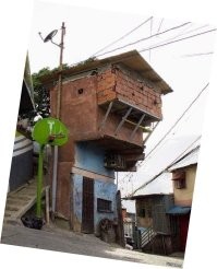 Именно!
Тем более, что ещё и горизонт завален. Наверняка намеренно.
А было как-то так: