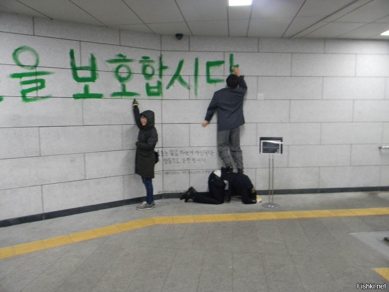 Предложу свой вариант. Манекены справа - инсталяция против вандализма в метро. Тетка слева - просто фоткается на фоне инстяляции.