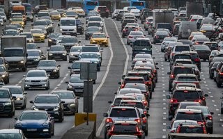 Пользоваться автомобилем в Москве с понедельника по субботу стало невозможно, без валидола и валерианки! Может быть Собянин и Собакин, но то что он сделал с общественным транспортом-это рывок в стратосферу! МЦД, "диаметры",электробусы, комфортные "трали-вали"+небольшие интервалы...В машину сажусь только при реальной необходимости и на дачу! Каршеринг не отменяет торчаловки по 8-10 баллов!