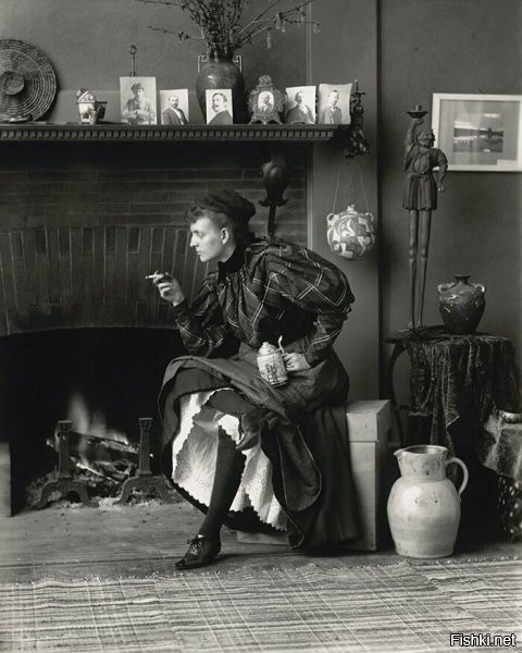 31. Автопортрет Фрэнсис Бенджамин Джонстон "Новая женщина", 1896 год.



Хабалка какая-то, а судя по количеству фотографий каких-то мужиков, ещё и шалава.