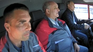 Водитель грузовика в Челябинской области получил штраф за непристёгнутую игрушечную обезьяну