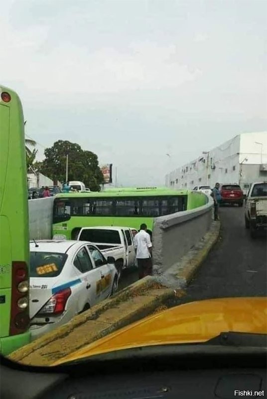 на преднем плане тоже зелёный автобус поперёк. Они чего там?