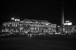 Вот прямо руки чешутся переименовать неудобновыговариваемое, неудобнописуемое, выбитое во собственную славу рядовым преподавателем ЛГУ им. Ломоносова Собчаком А. А. из народа псевдореферендумом название Санкт Петербург.
Я родился в Ленинграде, чёрт возьми! И ни один ЛЕНИНГРАДЕЦ не голосовал за это переименование!