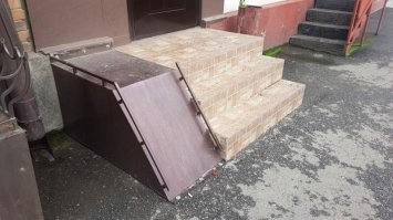 А вот что теперь делать с "улучшенной" системой охраны никто не знает.(с)
"Улучшенная" система охраны для наших чиновников, как пандусы. "Есть? Есть. Средства освоены. Ну и чё вы докопались?!"