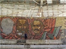 "На портретах - Маркс, Энгельс, Ленин."
А можно пояснить: кто-где??