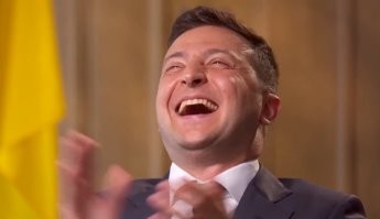 Голодная норка решила украсть щуку у рыбаков
