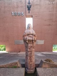 Есть. 
Первое фото - мое. Арка Свободы, на перевалом "Беклемето"(в народе - "Штаны").
Следующие фотки - с просторов.
Второй монумент - пантеон Мать Болгария. Не очень известный факт, что материал для скулптуры молодой женщины(кварцит) - подарок от Росии.