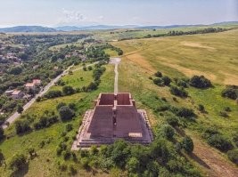 Есть. 
Первое фото - мое. Арка Свободы, на перевалом "Беклемето"(в народе - "Штаны").
Следующие фотки - с просторов.
Второй монумент - пантеон Мать Болгария. Не очень известный факт, что материал для скулптуры молодой женщины(кварцит) - подарок от Росии.