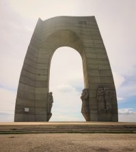 Есть. 
Первое фото - мое. Арка Свободы, на перевалом "Беклемето"(в народе - "Штаны").
Следующие фотки - с просторов.
Второй монумент - пантеон Мать Болгария. Не очень известный факт, что материал для скулптуры молодой женщины(кварцит) - подарок от Росии.