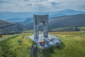 Есть. 
Первое фото - мое. Арка Свободы, на перевалом "Беклемето"(в народе - "Штаны").
Следующие фотки - с просторов.
Второй монумент - пантеон Мать Болгария. Не очень известный факт, что материал для скулптуры молодой женщины(кварцит) - подарок от Росии.