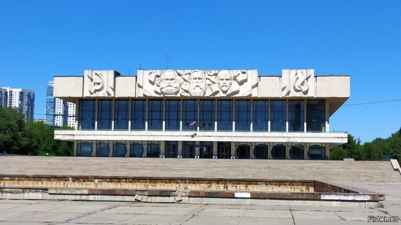 Это похоже на отсебятину автора - тут нет никого из светочей.
Вот в Волгограде это здание ласково называют Горыныч.