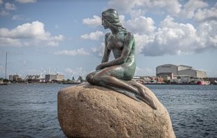 И обнаженным можно быть целомудренным, и одетым выглядеть похабно