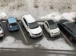 В типа европе сейчас вот тоже моде пошла. Двухцилиндровые дизельки. На большой дороге помеха, конечно, для остальных. О чём свидетельствует знак на жеппо. В народе прозвали бешеной табуреткой. Негодует полиция, так как на таких машинках ездят ещё и лишенцы (кого прав лишили за алкаху). А на эту фигнюшку права не нужны ввиду малой кубатуры двигателя. Продаётся в разделе "мопеды".