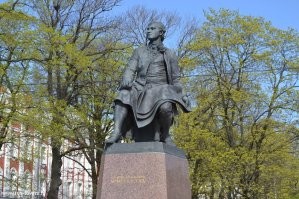 Сколько патетики, возмущённости на грани срыва, немотивированного хамства, предельной невоспитанности.
Не приходило в светлую, незамутнённую сознанием голову, что ввечеру, будучи утомлённым после работы позволил себе ошибку, основанную на дальности лет переименования Ленинградского университета им. Жданова?
Ну и в качестве оправдания своей ошибки: