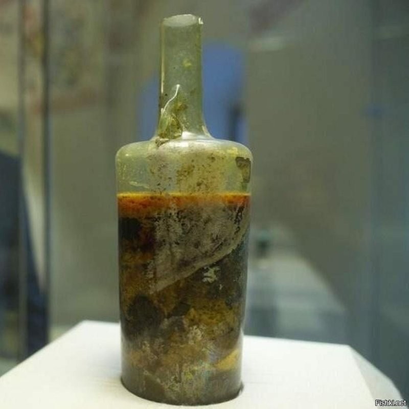 А с чего ей быть кривой? Вот, к примеру, знаменитая древнеримская "бутылка из Шпайера", закупоренная до сих пор. Её датируют четвёртым веком нашей эры, то есть на тысячелетие старше той, что в посте.