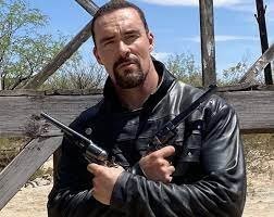 За отца молодец!
Но что то вот про этого клоуна напомнило... Вроде ему тоже плюшек где то насовали, что он самый супер-пупер актёр и снялся с супер-пупер крутом фильме...