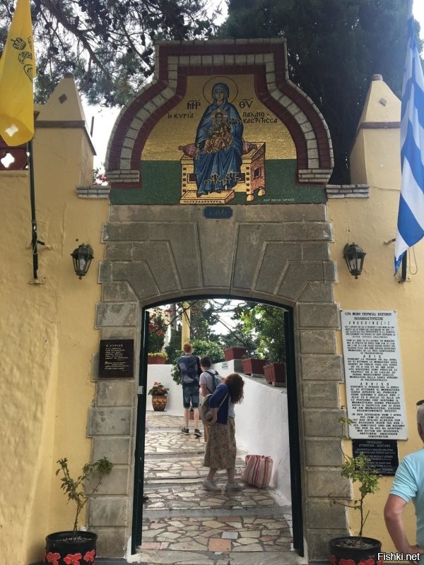 Был в прошлом году в Корфу в Монастырь Богородицы он находиться в Palaiokastritsa . Вид с монастыря просто шикарный , кругом вода и скалы  , удивило одно что много монахов говорят по Русский , среди них много армян и грузин . А и еще одно удивило , в монастыре слишком много кошек они там кругом . Второй плюс после прогулки по монастырю ты спускаешься с горы и можешь отлично поплавать на местом пляже а так же пройтись по ресторанчиками , цены не очень высокие .