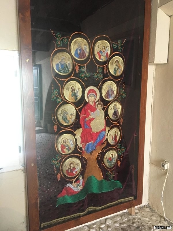 Был в прошлом году в Корфу в Монастырь Богородицы он находиться в Palaiokastritsa . Вид с монастыря просто шикарный , кругом вода и скалы  , удивило одно что много монахов говорят по Русский , среди них много армян и грузин . А и еще одно удивило , в монастыре слишком много кошек они там кругом . Второй плюс после прогулки по монастырю ты спускаешься с горы и можешь отлично поплавать на местом пляже а так же пройтись по ресторанчиками , цены не очень высокие .