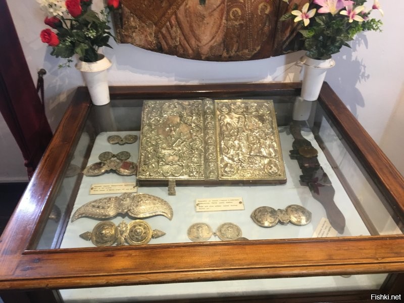 Был в прошлом году в Корфу в Монастырь Богородицы он находиться в Palaiokastritsa . Вид с монастыря просто шикарный , кругом вода и скалы  , удивило одно что много монахов говорят по Русский , среди них много армян и грузин . А и еще одно удивило , в монастыре слишком много кошек они там кругом . Второй плюс после прогулки по монастырю ты спускаешься с горы и можешь отлично поплавать на местом пляже а так же пройтись по ресторанчиками , цены не очень высокие .