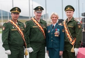 Полковник Хоркина - УРА!!!!
Слева направо: саночник Альберт Демченко, бобслеист Александр Зубков,
гимнастка Светлана Хоркина, бобслеист Дмитрий Труненков.