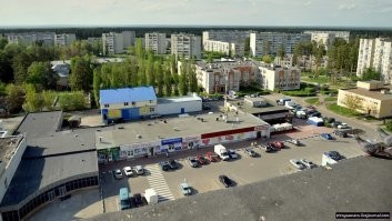 Город не совсем маленький, 58.500 ч. .
Я жил в городе, где было 15.000 - приемлимо вполне, грибы - вокруг лес, речка в самом городе, семейные шашлыки и пьянки на берегах по выходным и полиция не забирает . Кинотеатр на 2 зала .
Даже "звездуны" и "звездульки" приезжали на гастроли - Киркоров, Апина,  Ротару была (ещё жива!!!), и т.д..
За редкими и интересными вещами в краевой центр ездил .
Скажу по себе (я с 18-го года на удалёнке) - жильё должно быть супер-комфортным и супер-уютным .
Чтобы морально и духовно легко было восстанавливаться от возникших новых стрессовых ситуаций,  которых не было при работе в офисе . 
Но новых плюсов от удалёнки также предостаточно, кроме набора лишнего веса ))) .
Позвоните по квартире и спросите, раз сомнения, повторюсь объявление сегодня смотрел на "А#в#и#то" .
А город симпотный . 
г. Заречный Пензенская область :