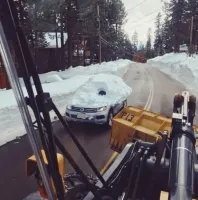 Таким уепанам надо нехилые штрафы выписывать и прав, ну для начала, на годик лишать