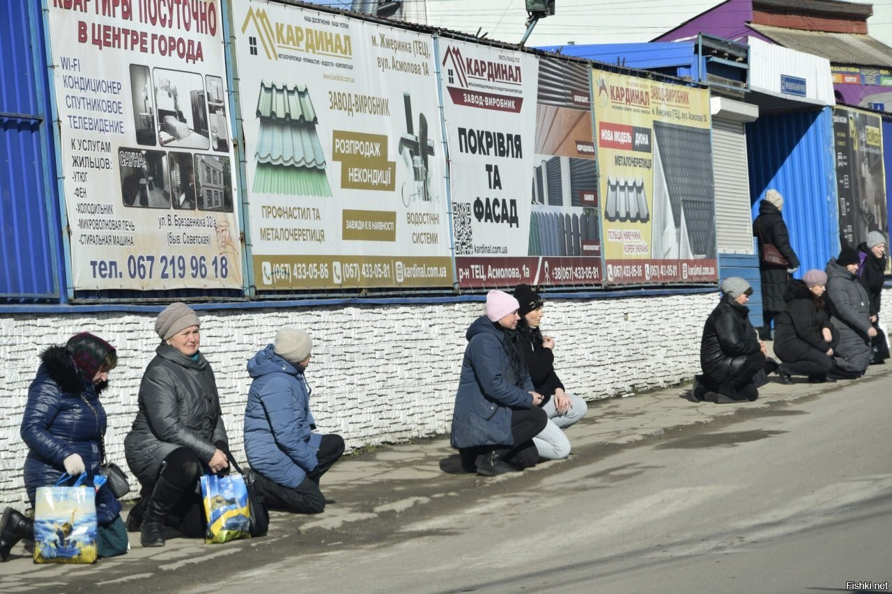 Политическая солянка часть 330. Украинцы стоят на коленях. Украинцев, стоящих на коленях перед похоронными процессиями. Нерабы. Фото украинец польские паны.