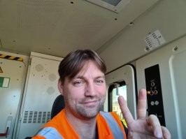 Да я сам машинист, но не в Англии, а в Германии. Но порядок действий при экстренной ситуации везде похож почти идеально. По крайней мере первые 2-3 пункта. 
1. Экстренное торможение. 
2. Доклад диспетчеру кто, где, что произошло, сколько времени займёт. 
Если ситуация влияет на безопасность движения и после торможения, то 
1а требование для всех машинистов в определённом районе об экстренном торможении.
В общем нет там вариантов "спросить разрешения ". Ты должен реагировать сразу. От тебя множество жизней зависит. 
Ну и я немного. И мой паровозик.