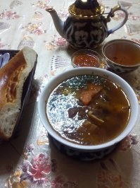 Как свиньям подают. Да и жрачка, как для свиней. Вот нормальная еда.